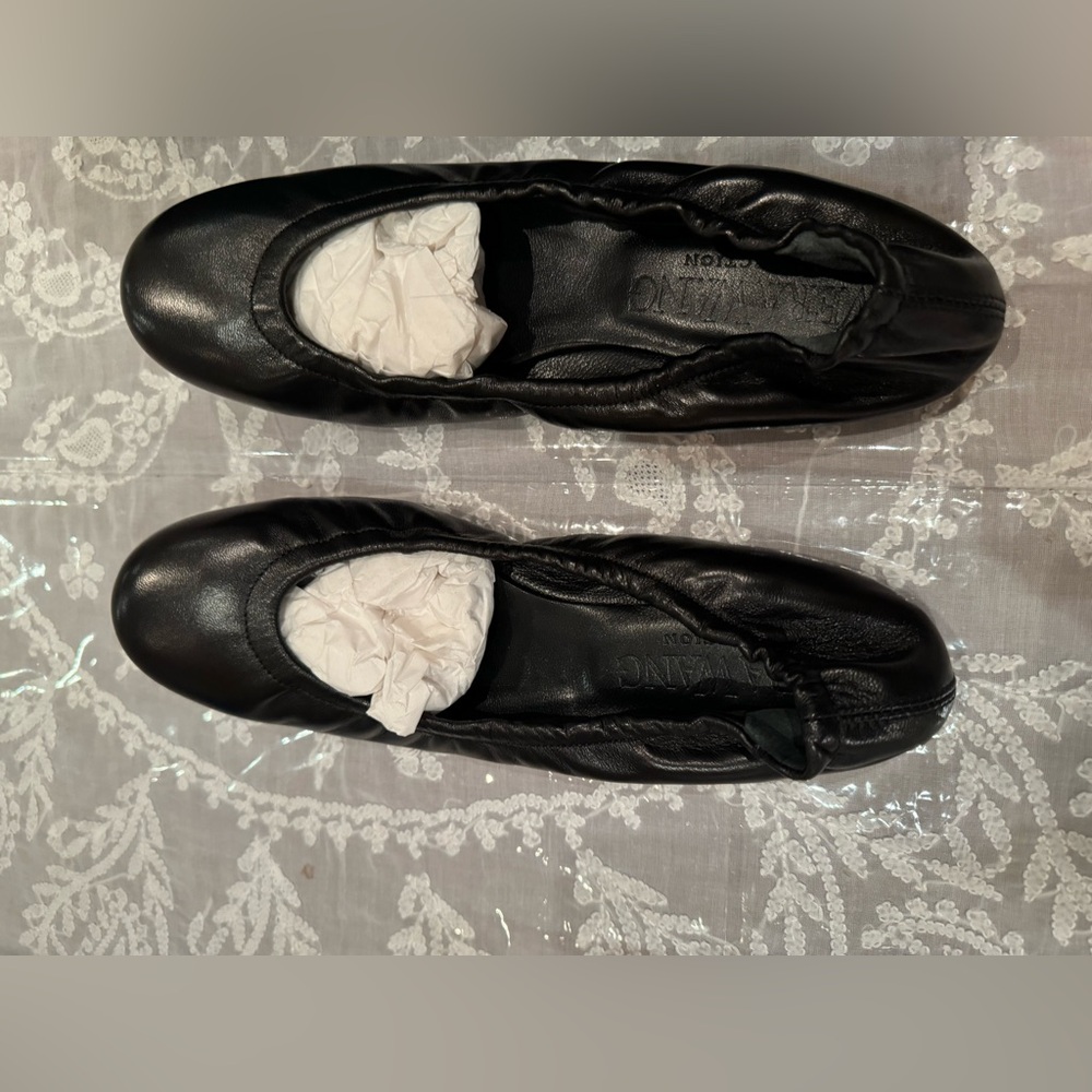 NWT VERA WANG COLLECTION black leather flats. Made in a Italy Size: 391/2